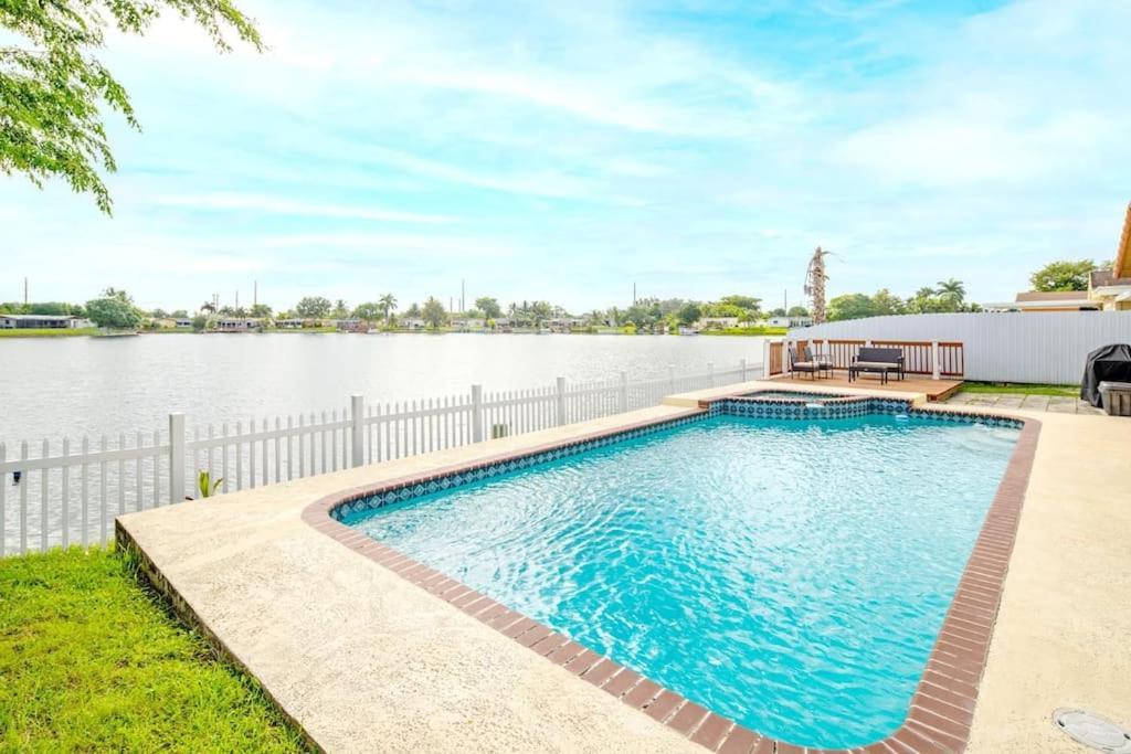 Stunning Lake-Front Villa With Pool & Spa Pembroke Pines Ngoại thất bức ảnh